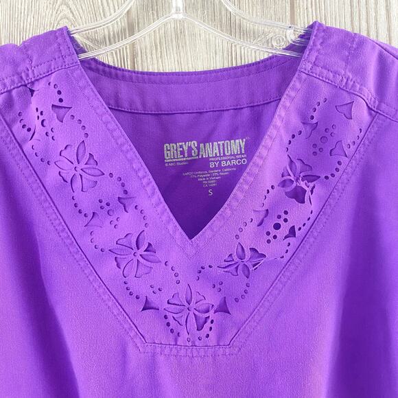 Grey's Anatomy Scrubs Top Women's Small Purple V Neck Lace Short Sleeve Pockets - Picture 3 of 7